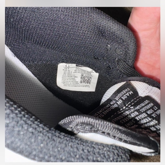 Nike woman’s Classic Black and White Sneakers - Picture 3 of 3